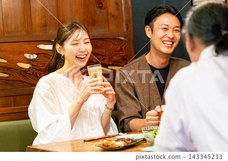 男人和女人在酒吧里喝酒 143345233