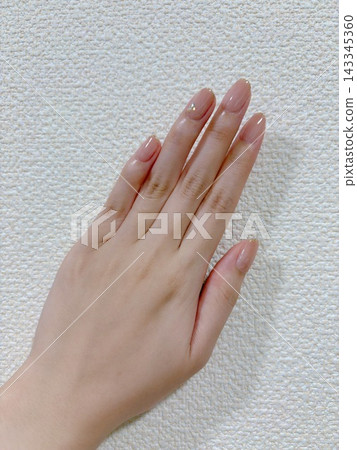 優雅的新娘美甲，粉紅米色和金色法式尖。 143345360