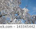 藍天之上，白雪依舊縈繞。 143345442