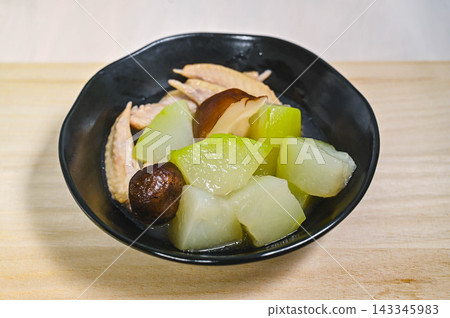 Jade-colored stew of bottle gourd, shiitake mushrooms, and chicken wings Jade-colored stew of bottle gourd, shiitake mushrooms, and chicken wings 143345983