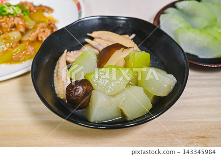 Jade-colored stew of bottle gourd, shiitake mushrooms, and chicken wings Jade-colored stew of bottle gourd, shiitake mushrooms, and chicken wings 143345984