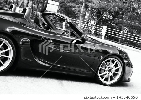 一輛閃亮的黑色保時捷Boxster Spyder 一輛閃亮的黑色保時捷Boxster Spyder 143346656