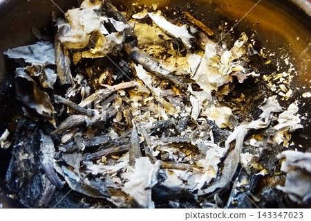 逼真的燒焦樹枝和白色灰燼紋理材質。 逼真的燒焦樹枝和白色灰燼紋理材質。 143347023