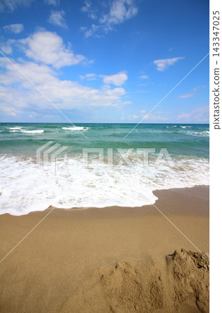 海岸線和廣闊的藍天 海岸線和廣闊的藍天 143347025