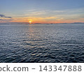 平靜的海面,夕陽西下,落日餘暉灑在海面上,眼前是一串島嶼的輪廓。 平靜的海面,夕陽西下,落日餘暉灑在海面上,眼前是一串島嶼的輪廓。 143347888