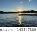 夕陽的餘暉灑在山巔,在海面上劃出一道道波光粼粼的光芒。 夕陽的餘暉灑在山巔,在海面上劃出一道道波光粼粼的光芒。 143347889