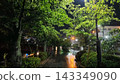 夜幕下的護城河畔林蔭小徑和紅色橋樑 143349090