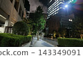夜幕下的西新宿辦公區人行道 143349091