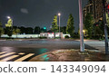 東京辦公區雨夜，行人穿越道和綠樹成蔭的街道。 143349094