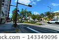 陽光明媚的十字路口：省會城市的寬闊道路和綠樹成蔭。 143349096