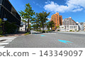 在陽光明媚的日子裡，省會城市的一條街道：公寓大樓和藍天。 143349097