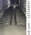 城市基礎設施景觀，包括混凝土地下通道、樓梯和自行車坡道。 143349697