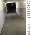 通往地下通道的樓梯和混凝土牆—城市基礎設施景觀。 143349699