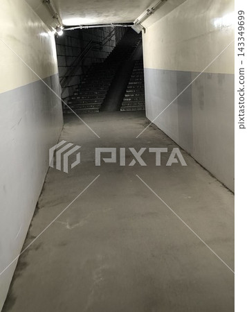 通往地下通道的樓梯和混凝土牆—城市基礎設施景觀。 通往地下通道的樓梯和混凝土牆—城市基礎設施景觀。 143349699