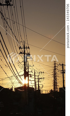 一根電線桿和落日的輪廓 一根電線桿和落日的輪廓 143349706