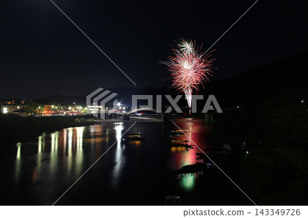 每年八月，在山口縣岩國市錦帶橋舉行的錦川水祭期間，都會有小型煙火表演和傳統的鸕鶿捕魚活動，呈現出壯觀的夜景。 143349726