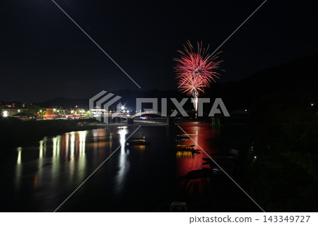 每年八月,在山口縣岩國市錦帶橋舉行的錦川水祭期間,都會有小型煙火表演和傳統的鸕鶿捕魚活動,呈現出壯觀的夜景。 每年八月,在山口縣岩國市錦帶橋舉行的錦川水祭期間,都會有小型煙火表演和傳統的鸕鶿捕魚活動,呈現出壯觀的夜景。 143349727