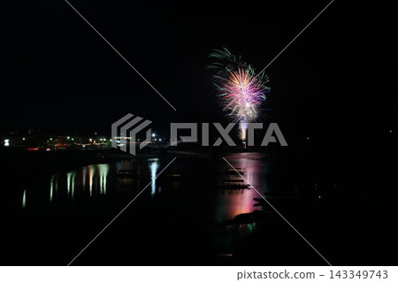 每年八月，在山口縣岩國市錦帶橋舉行的錦川水祭期間，都會有小型煙火表演和傳統的鸕鶿捕魚活動，呈現出壯觀的夜景。 143349743