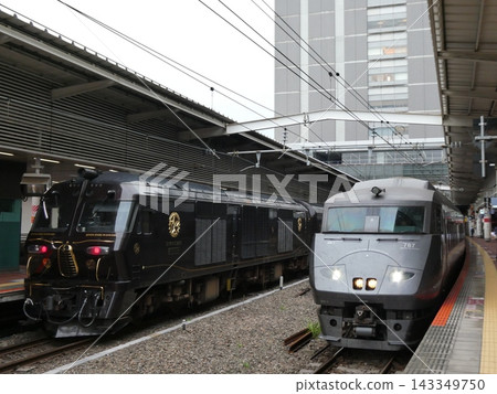 九州七星列車和787系列車在博多站排隊等候。 九州七星列車和787系列車在博多站排隊等候。 143349750