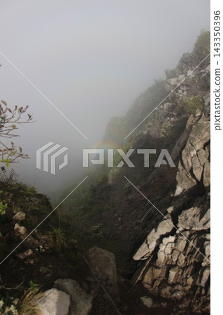 在鳥取縣的大山和三光山,奇幻的布羅肯幽靈和人形從雲海和濃霧中浮現。 在鳥取縣的大山和三光山,奇幻的布羅肯幽靈和人形從雲海和濃霧中浮現。 143350396