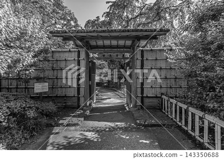 2024年5月,觀泉園入口處的竹籬笆和竹門的黑白照片。 2024年5月,觀泉園入口處的竹籬笆和竹門的黑白照片。 143350688