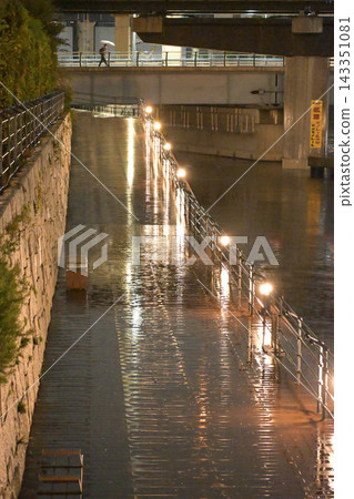 雨夜裡的運河長廊 雨夜裡的運河長廊 143351081