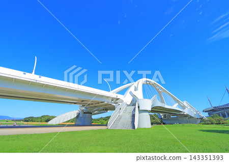 橫跨愛知縣豐田市矢作川的豐田大橋 橫跨愛知縣豐田市矢作川的豐田大橋 143351393