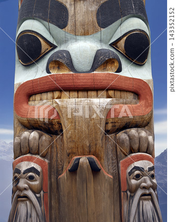 Totem Pole in Sitka in Alaska, USA 143352152