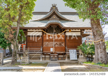 花川神社(Hanakawa Jinja)與神宮皇后有關,位於大阪市西淀川區花川町,是一個熱鬧的地方,夏季的花川壇尻祭期間更是人潮湧動。 花川神社(Hanakawa Jinja)與神宮皇后有關,位於大阪市西淀川區花川町,是一個熱鬧的地方,夏季的花川壇尻祭期間更是人潮湧動。 143352489