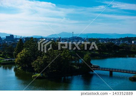 碧空如洗,綠樹成蔭的公園裡,水邊景色宜人。 碧空如洗,綠樹成蔭的公園裡,水邊景色宜人。 143352889