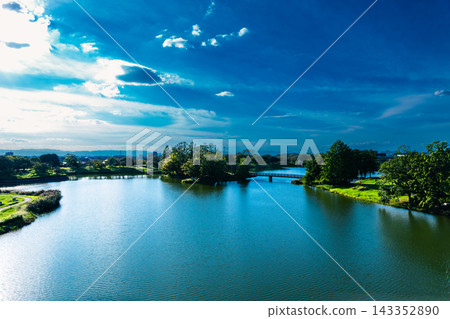 碧空如洗，綠樹成蔭的公園裡，水邊景色宜人。 143352890