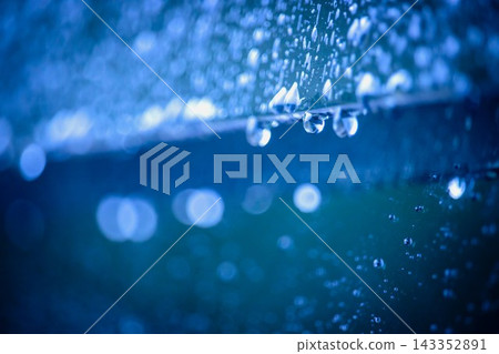 透明的雨滴落在車門遮陽板上 透明的雨滴落在車門遮陽板上 143352891