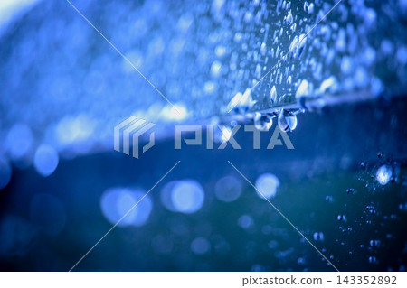 透明的雨滴落在車門遮陽板上 透明的雨滴落在車門遮陽板上 143352892