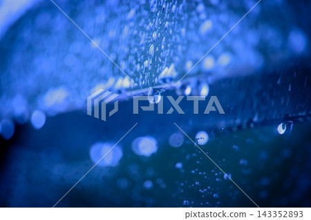 透明的雨滴落在車門遮陽板上 透明的雨滴落在車門遮陽板上 143352893