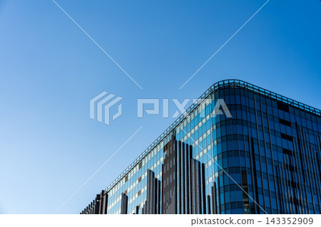 極簡主義的都市背景,藍天白雲,現代建築林立。 極簡主義的都市背景,藍天白雲,現代建築林立。 143352909