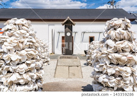 姬島神社(重新開始的神社):起始之碑(穿過切割寶石)-被尊奉為決策和行動之神。 姬島神社(重新開始的神社):起始之碑(穿過切割寶石)-被尊奉為決策和行動之神。 143359286