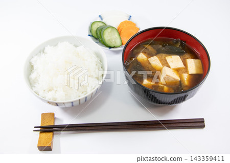 米飯、味噌湯、醃菜 米飯、味噌湯、醃菜 143359411