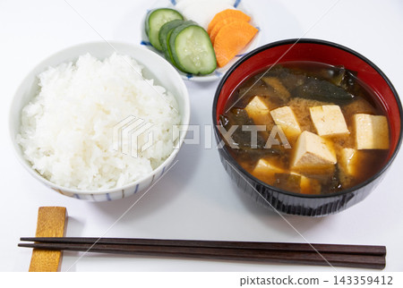 米飯、味噌湯、醃菜 143359412