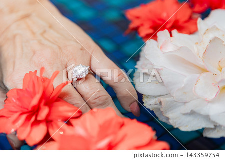 【春季婚禮圖片】水面上漂浮的花朵和一枚訂婚戒指 【春季婚禮圖片】水面上漂浮的花朵和一枚訂婚戒指 143359754