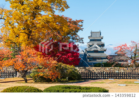 Matsumoto Castle (autumn) Matsumoto Castle (autumn) 143359812