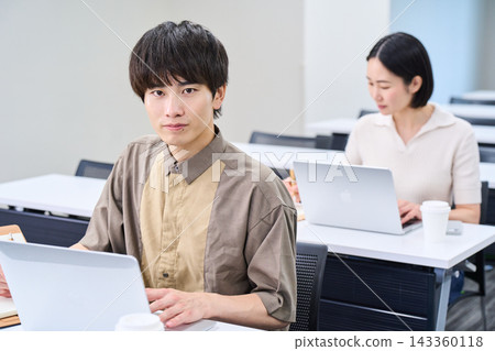 面帶笑容的男女正在參加研討會/培訓課程。 面帶笑容的男女正在參加研討會/培訓課程。 143360118