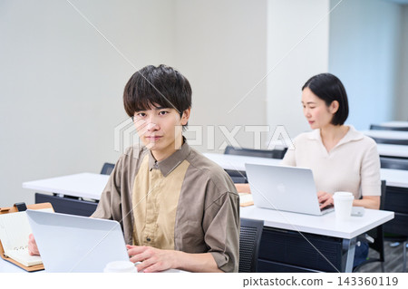 面帶笑容的男女正在參加研討會/培訓課程。 143360119