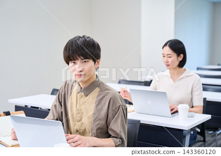 面帶笑容的男女正在參加研討會/培訓課程。 面帶笑容的男女正在參加研討會/培訓課程。 143360120