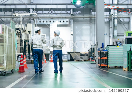 一群工人在工廠工作的後視圖 一群工人在工廠工作的後視圖 143360227