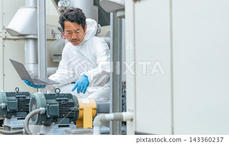 男工人檢查室外機械 男工人檢查室外機械 143360237