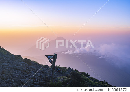 霧島山脈籠罩在晨霧之中。 霧島山脈籠罩在晨霧之中。 143361272