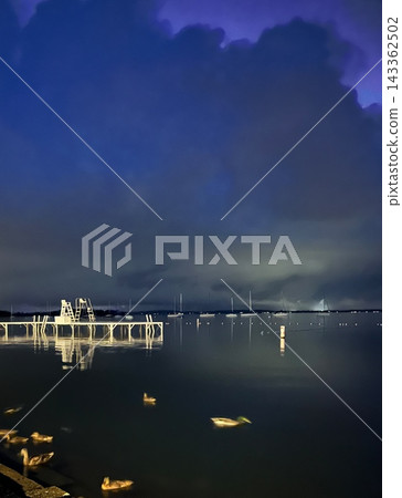 威斯康辛州麥迪遜市門多塔湖紀念聯盟的夜景，有碼頭和鴨子。 143362502
