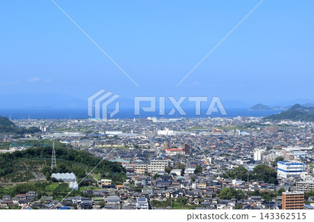 從松山綜合公園眺望松山市和瀨戶內海 從松山綜合公園眺望松山市和瀨戶內海 143362515