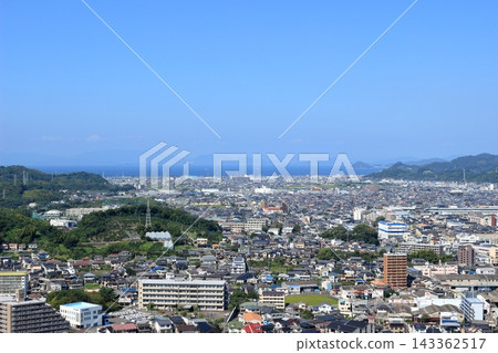 從松山綜合公園眺望松山市和瀨戶內海 從松山綜合公園眺望松山市和瀨戶內海 143362517