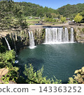 哈拉吉里瀑布，坐落在鬱鬱蔥蔥的鄉村景色中。 143363252